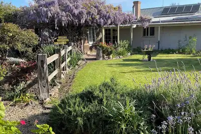 Image de Charming Garden Cottage Roads House Normanville - 5 min walk to beach or village