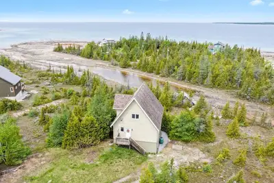 Image de Dragonfly Cove - Nature-Inspired Lakeside Living