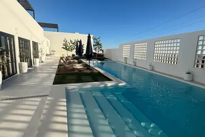 Image de 2-bdr apartment with a private rooftop and views to the golf course and the Arch