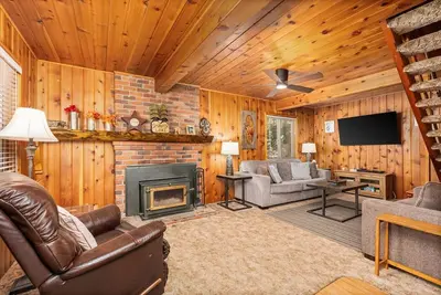Image de This cabin is a 3 bedroom(s), 1 bathrooms, located in Shaver Lake, Ca.