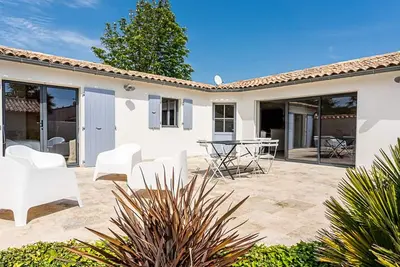 Image de Maison 110m² Sud-Ouest avec Terrasse, Patio, et Parking pour 6 Personnes