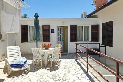 Image de Apartment Devcic - 40 m from the sea, pet-friendly, private terrace, outdoor shower, Bbq