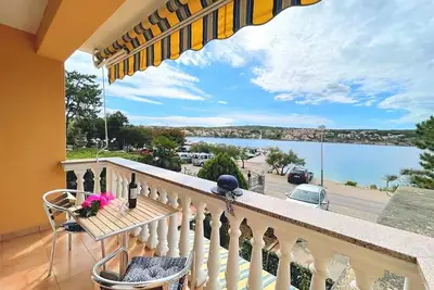 Image de Apartment Villa Tiha - 10 m from the beach, sea view, balcony, seafront, private parking
