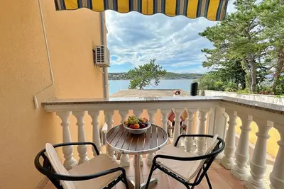 Image de Apartment Villa Tiha - 10 m from the beach, sea view, balcony, seafront, private parking