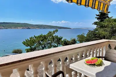 Apartment Villa Tiha - 10 m from the beach, sea view, balcony, seafront, private parking