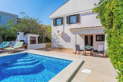 Image de Apartment Zeljko - with Pool, 200 m from the Sea, one bedroom, roofed terrace, private parking, Bbq facilities, outdoor shower, sun loungers
