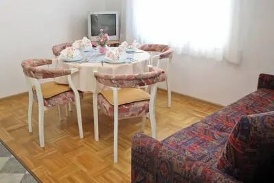 Image de Apartment Dragica - sea view, 280 m from sea, balcony, free parking, Bbq