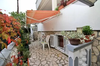 Image de Apartment Horvat - 210 m from sea, semi-basement, private terrace, parking, Wi-Fi