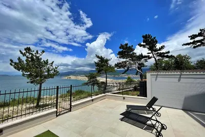 Apartment SeaLuxe with Hot Tub and Sea View - 30 meters from sea, private terrace, pool access, washing machine