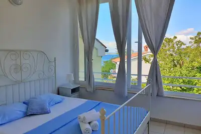 Apartment Savic - 90 m from the sea, private balcony, partial sea view, private parking, close to the sandy beach