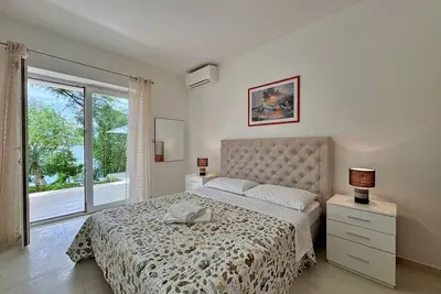 Apartment Scheich - seafront, 20 m from sea, ground floor, terrace