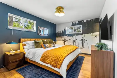 Image de 5 Br Luxury Home, Walk to Fiddler's Green, Hot Tub, Mini-Golf, FirePit, Theater Room