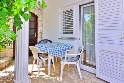 Image de Apartment Zlatica - 530 m from sea, ground floor, terrace, Bbq
