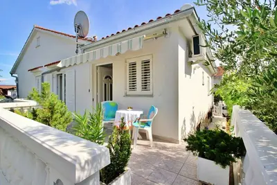Image de Apartment Zlatica - 530 m from sea, private terrace, garden view, private parking, Bbq