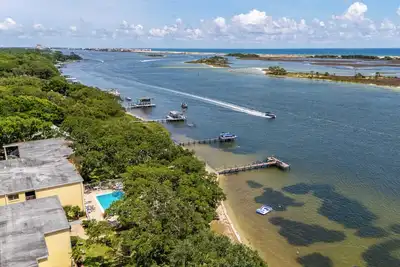 Image de ‼️Calm Waterside Condo‼️ | Kayaks, Paddles, Pool