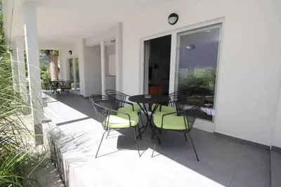 Image de Apartment complex Villas Corinthia 2 - 100m from the Beach, with Terrace, surrounded by Greenery