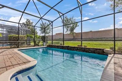 Image de Immaculate Family Home - 7 Bed - with an Amazing Waterfall Pool!