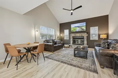 Image de Renovated 6 bed, Hot Tub, Sauna, Firepit & Beach