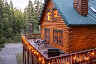 Image de Stylish Log Home Retreat – Luxe Meets the Lake!