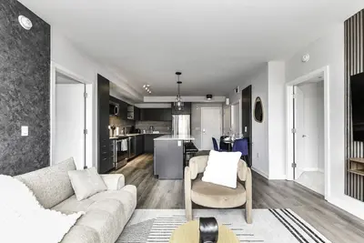 Image de Urban 2br Oasis with Scenic Rooftop & Gym