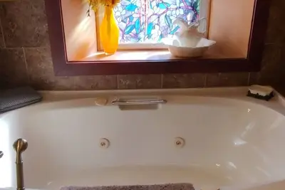 Image de Luxury Rose Jacuzzi Suite made for 2 one block to downtown Huntsville