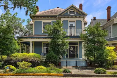 Image de Elegant Victorian Manor w/ Parking, Garden + Porch by Lucky Savannah