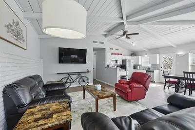 Image de Charming 3-Bed/2-Bath Hidden Gem w Yard (Sleeps 6)