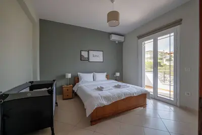 Philoxenia Apartments Saranda - Cozy Apartment with Garden View