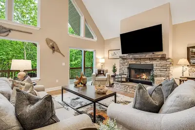Image de Pet-Friendly 3-Story Mountain Home + Biltmore Pass | 40 Min to Asheville