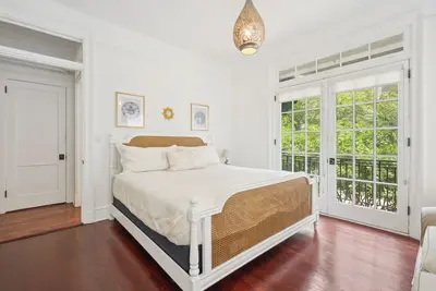 Image de Parisian-Chic Condo in the Heart of Savannah’s Historic District