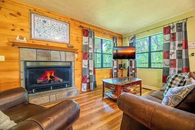 Image de Adorable 2bd Cottage w/ Hot Tub! Fireplace + Games