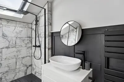 Image de Maison-Moderne-Salle de bain privée séparée-Vue sur Rue