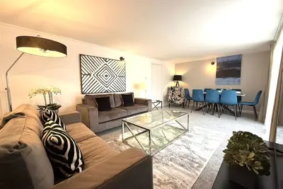 Image de Résidence-Moderne-Douche-Vue sur Rue-Beckstone House