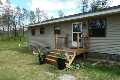 Image de Cozy Lodge on 10 acres- Sleeps 9, Newly Renovated, Game Room, Lg Deck, Irons Mi.