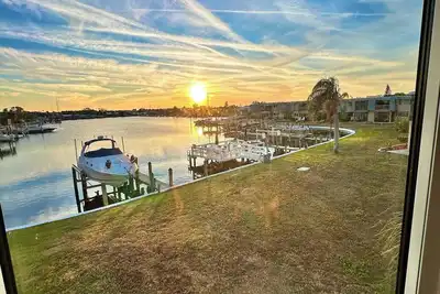 Image de Apollo Beach waterfront condo with pool.