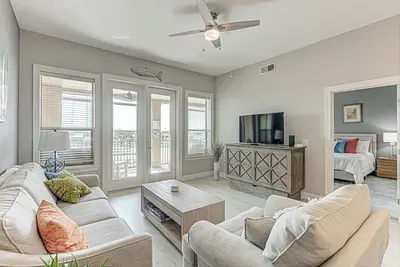 Image de Chic 3bdr for 6 with Pool & Hot Tub, Overlooks Marina