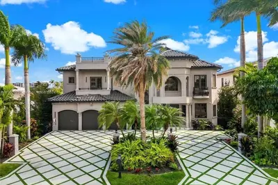 Image de Waterfront gated pool mansion.