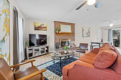 Image de Large Private Yard, Near Usc! - The Garnet Goliath