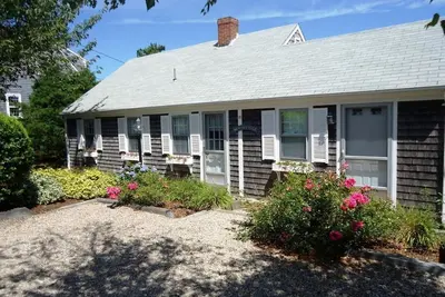 Image de Mooncusser Cottage on Taylor's Pond!
