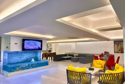 Image de 350sqft, 5 Deluxe Apartment w/ Pool, Gym & Movie Theater