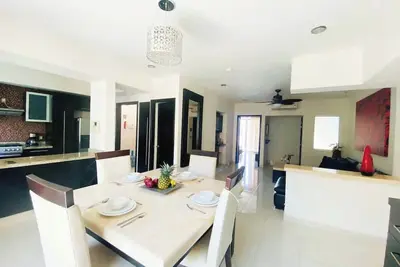 Image de Romantic Retreat: Elegant Design, Pool & Open Spaces