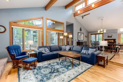 Image de Mcke-Contemporary Sunriver Getaway with Ac, Hot Tub