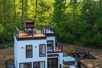 Image de Rooftop deck with Amazing Views, Fire table, Bar, Hot tub and Pet Friendly!