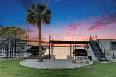 Image de Luxury waterfront Villa pool hot tub and sauna