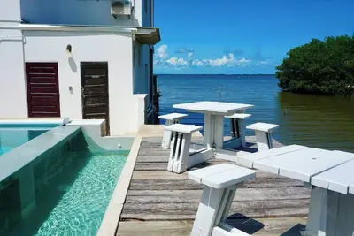 Image de Studio Poolside SeaView avec piscine à débordement, terrasse sur pilotis et kitchenette près de l'aéroport