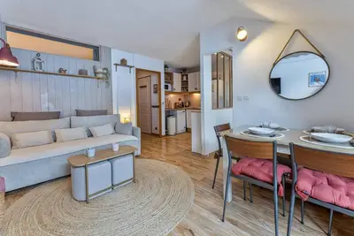 Image de À 40m des pistes de ski, 3ème étage, piscine, sauna, balcon, cheminée ou poêle à bois, télévision