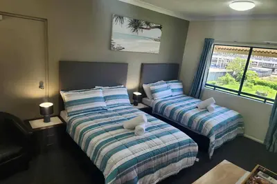 Image de Coastal Breeze Studio- Steps Away from City, Stadium & Ferry