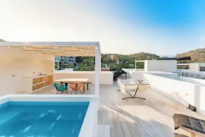 Image de Surf-Friendly Beachside Comfort & Rooftop Luxury in Bocana