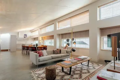 Image de HostWise – Modern Elegance w/ Artistic Soul