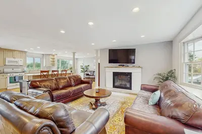 Image de Peaceful waterfront home with private beach, marsh views, Ac & spacious interior